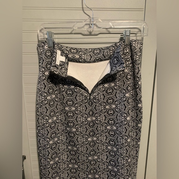 New York & Co Floral Print Pencil Stretch Skirt Size 4 Black & White EUC - Picture 5 of 7